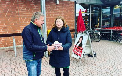 Infostand vor Famila